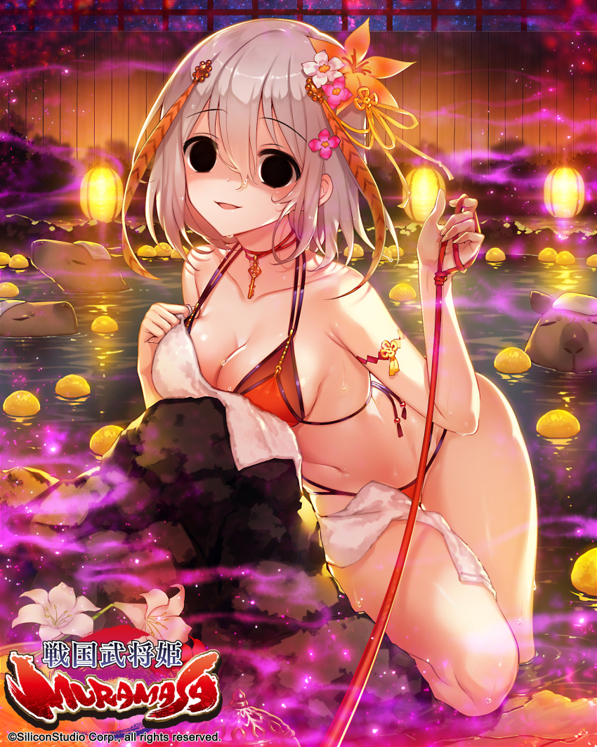 1girl, black_eyes, breasts, capybara, collar, empty_eyes, game_cg, hair_ornament, highres, hosokawa_tadaoki_(sengoku_bushouki_muramasa), medium_breasts, munlu_(wolupus), onsen, sengoku_bushouki_muramasa, smile, solo, string, swimsuit, towel, yandere