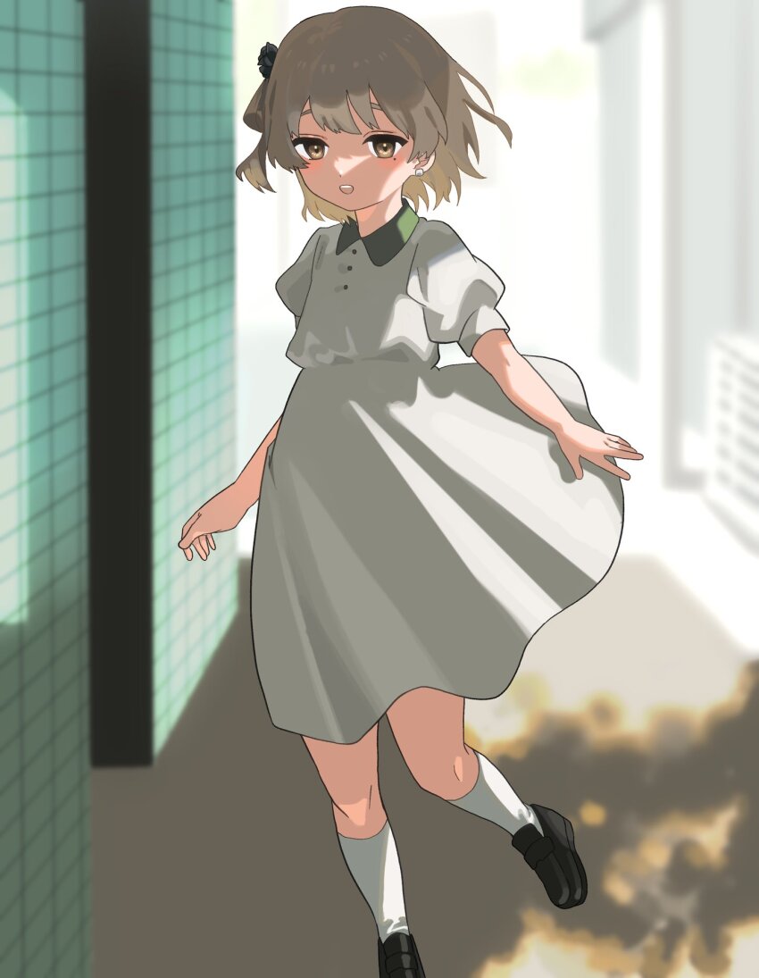 1girl, bandaid_on_ear, black_flower, black_shoes, blurry, blurry_background, blush, brown_eyes, brown_hair, collared_dress, day, dress, floating_hair, flower, full_body, grey_dress, hair_flower, hair_ornament, hatoba_tsugu, highres, kinako_marumaru, kneehighs, loafers, looking_at_viewer, medium_hair, mole, mole_under_eye, open_mouth, puffy_short_sleeves, puffy_sleeves, shoes, short_sleeves, sidelighting, smile, socks, solo, standing, standing_on_one_leg, tile_wall, tiles, tsugu_(vtuber), virtual_youtuber, white_socks