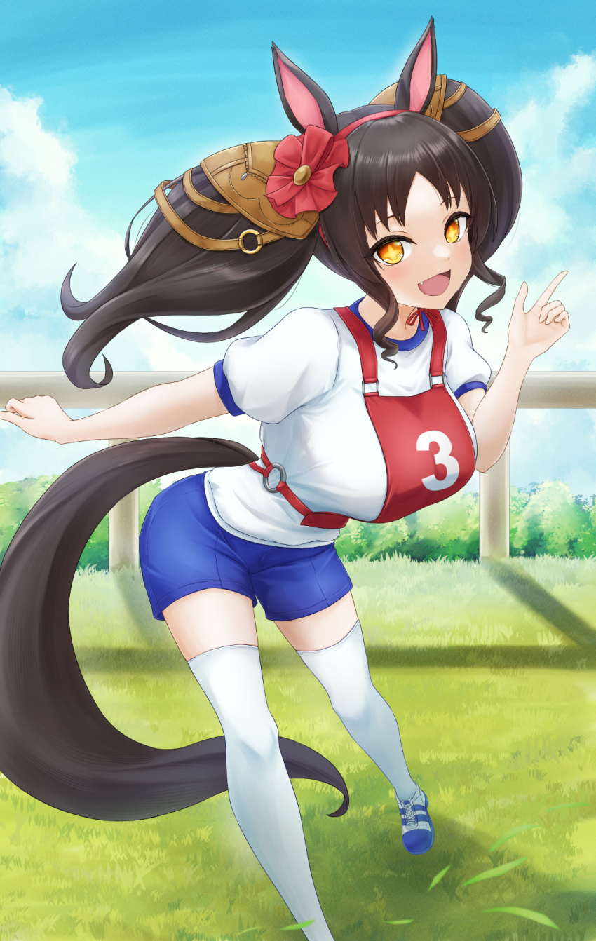+_+, 1girl, animal_ears, blue_shorts, blue_sky, breasts, cloud, cloudy_sky, day, ear_ornament, foot_out_of_frame, full_body, grass, highres, horse_ears, horse_girl, horse_tail, index_finger_raised, kemuri_(etep3372), large_breasts, long_hair, marvelous_sunday_(umamusume), open_mouth, original_race_uniform_(umamusume), outdoors, pointing, pointing_up, puffy_short_sleeves, puffy_sleeves, race_bib, shirt, short_sleeves, shorts, sky, smile, solo, standing, standing_on_one_leg, tail, twintails, umamusume, very_long_hair, white_shirt, yellow_eyes