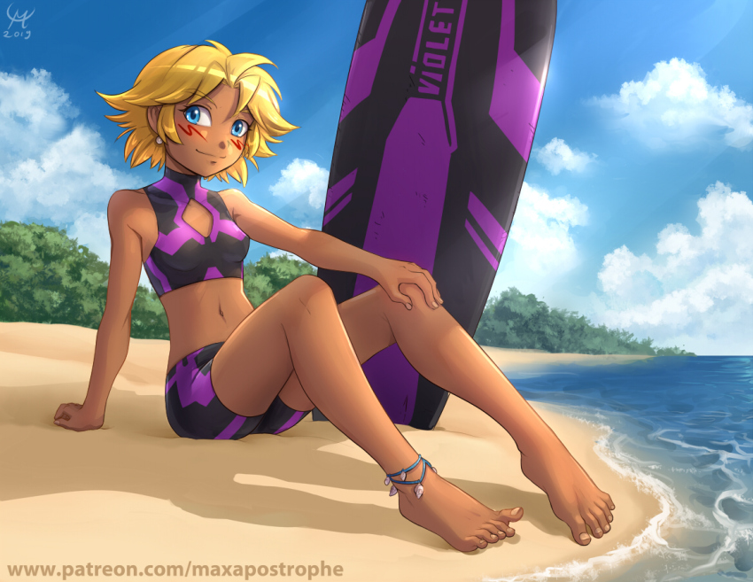 1girl, anklet, bare_legs, bare_shoulders, barefoot, beach, bikini, blonde_hair, blue_eyes, blue_sky, blush, breasts, cloud, cloudy_sky, collarbone, dark-skinned_female, dark_skin, earrings, english_text, feet, fingernails, hand_on_own_knee, jewelry, light_rays, looking_at_viewer, looking_to_the_side, maxa', messy_hair, midriff, navel, ocean, patreon_username, pearl_earrings, sand, shadow, shell_anklet, sitting, sky, small_breasts, smile, solo, string_anklet, string_around_ankle, surfboard, swimsuit, tan, tild_-_mage_a_louer, tild_framith, toenails, toes, tomboy, watermark, web_address, wiggling_toes
