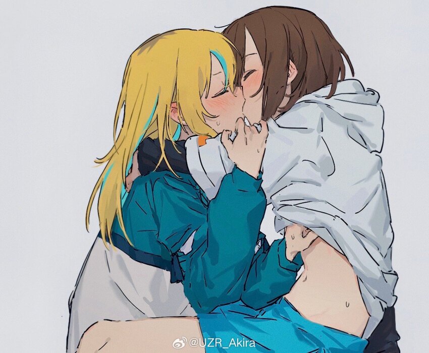 2girls, aqua_hair, blonde_hair, blush, brown_hair, chinese_commentary, closed_eyes, closed_mouth, clothes_lift, commentary_request, ear_blush, grey_background, hand_under_clothes, hood, hoodie, hoodie_lift, hug, kiss, kouzuki_mahiru, long_hair, long_sleeves, midriff, multicolored_hair, multiple_girls, navel, short_hair, streaked_hair, sweatdrop, uzr_akira, yamanouchi_kano, yoru_no_kurage_wa_oyogenai, yuri