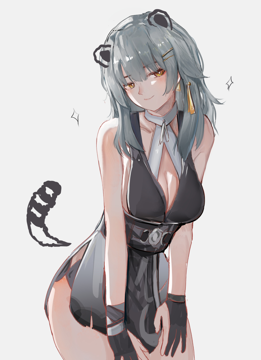 1girl, absurdres, bare_arms, bare_shoulders, black_dress, black_gloves, commentary, cosplay, cowboy_shot, dress, female_rover_(wuthering_waves), female_rover_(wuthering_waves)_(cosplay), gloves, grey_background, grey_hair, hair_ornament, hairclip, highres, honkai:_star_rail, honkai_(series), long_hair, looking_at_viewer, rover_(wuthering_waves), simple_background, sleeveless, sleeveless_dress, smile, solo, standing, stelle_(honkai:_star_rail), trailblazer_(honkai:_star_rail), wawamachi, wuthering_waves, yellow_eyes