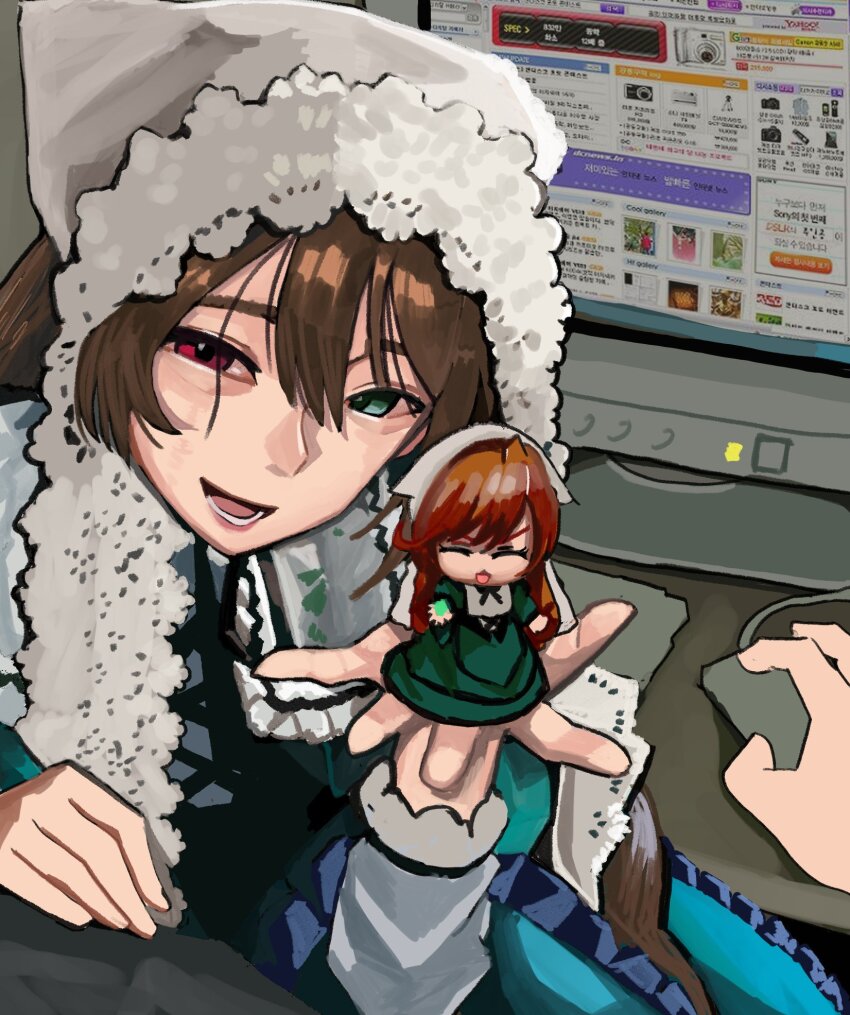 >_<, 1girl, 1other, :p, black_corset, blue_eyes, brown_hair, collared_dress, commentary_request, computer, computer_keyboard, computer_mouse, corset, cowlick, crt, doll, dress, fake_website, frilled_dress, frilled_shirt_collar, frills, green_dress, hair_between_eyes, headscarf, heterochromia, highres, holding, holding_doll, korean_commentary, korean_text, lace, long_hair, long_sleeves, looking_at_viewer, monitor, neck_ribbon, nose, on_hand, open_mouth, red_eyes, ribbon, rozen_maiden, sleeve_ribbon, smile, solo_focus, squinting, suiseiseki, swept_bangs, table, teeth, thick_eyebrows, tongue, tongue_out, uneven_eyes, user_interface, very_long_hair, wani_(perfect_han), white_headscarf