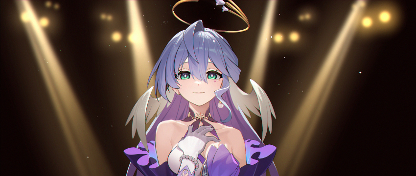 1girl, absurdres, bare_shoulders, bracelet, breasts, cleavage, commentary_request, dress, earrings, gloves, green_eyes, grey_hair, hair_between_eyes, halo, hand_on_own_chest, head_wings, highres, honkai:_star_rail, honkai_(series), jewelry, jiaobulandebaomihua, light_particles, long_hair, looking_at_viewer, pearl_bracelet, purple_dress, purple_sleeves, robin_(honkai:_star_rail), single_earring, smile, solo, stage_lights, straight-on, strapless, strapless_dress, two-tone_dress, upper_body, white_dress, white_gloves, wings