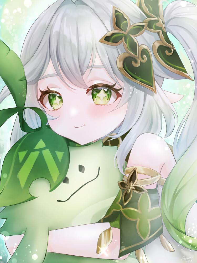 1girl, aomo, aranara_(genshin_impact), close-up, commentary, detached_sleeves, genshin_impact, gold_trim, gradient_background, green_eyes, green_hair, green_sleeves, hair_between_eyes, hair_ornament, holding, long_hair, looking_at_viewer, nahida_(genshin_impact), pointy_ears, signature, smile, star-shaped_pupils, star_(symbol), symbol-shaped_pupils, white_hair