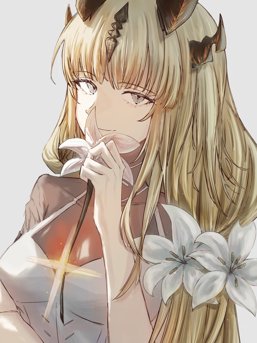 1girl, absurdres, arknights, black_horns, black_shirt, blonde_hair, breasts, cheddar_n, dragon_horns, dress, flower, grey_eyes, hair_ornament, highres, holding, horns, light_in_heart, long_hair, looking_at_viewer, reed_(arknights), shirt, simple_background, solo, upper_body, white_dress, white_flower