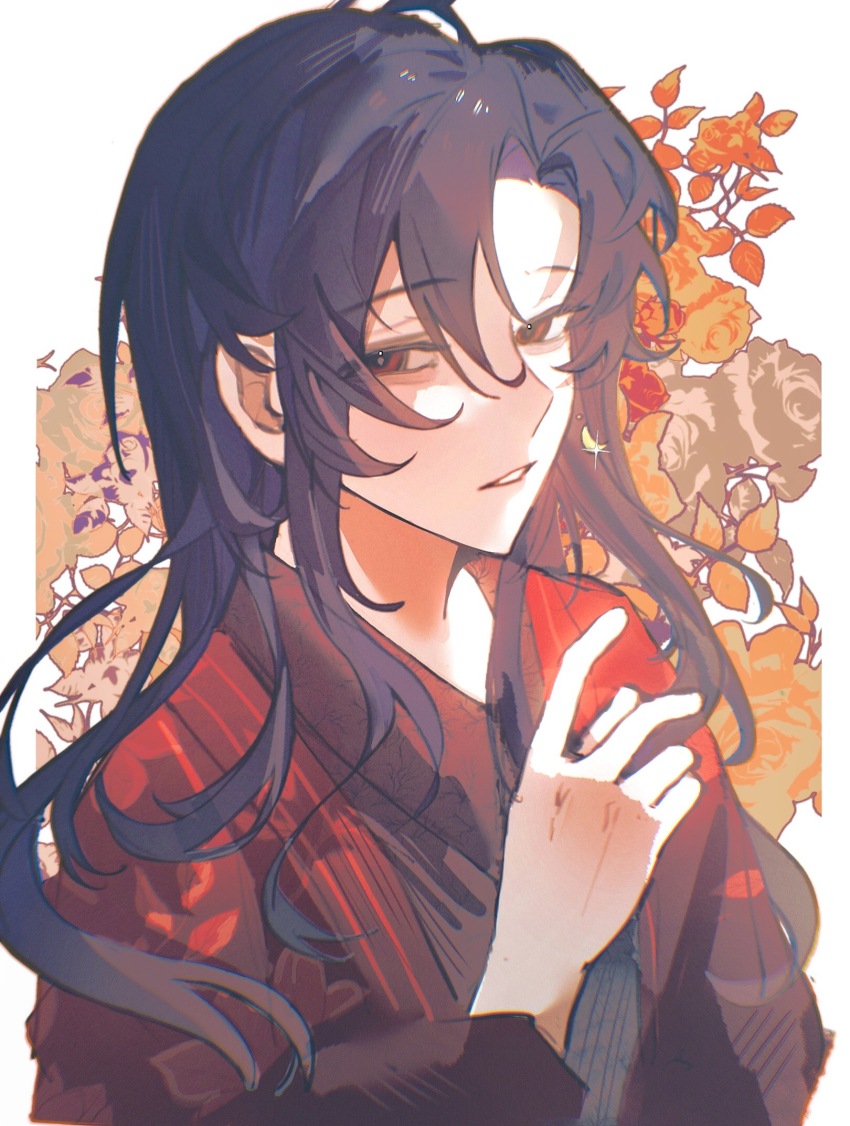 1boy, black_hair, black_kimono, chromatic_aberration, crescent, crescent_earrings, earrings, film_grain, fuugetsu_inran, glint, hand_up, haori, highres, japanese_clothes, jewelry, kimono, liningne, long_hair, long_sleeves, male_focus, open_clothes, red_eyes, solo, upper_body, yishu_shi_si
