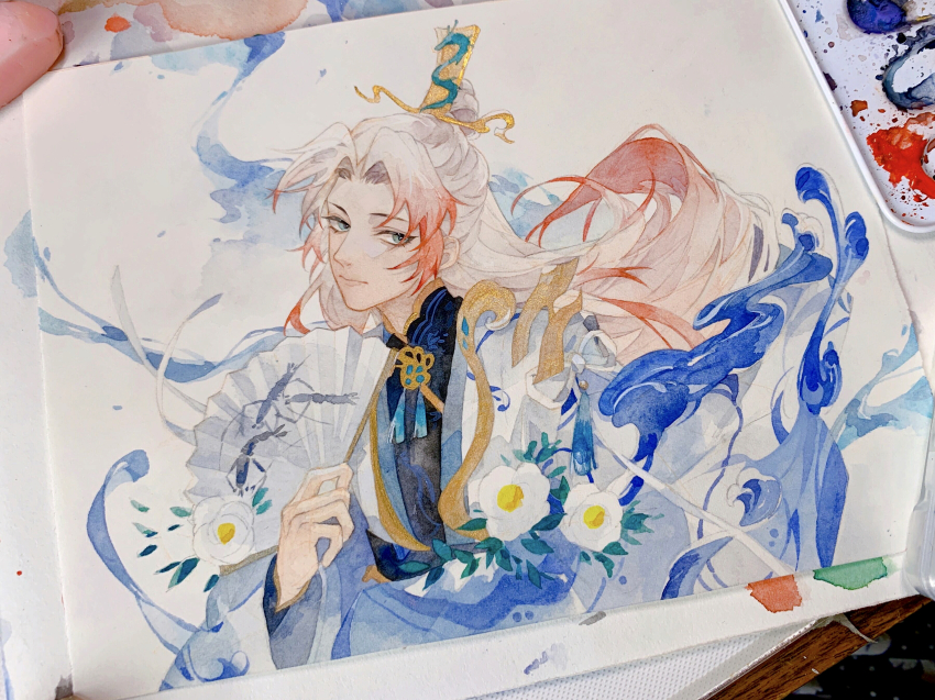 1boy, absurdres, aqua_eyes, art_tools_in_frame, camellia, chinese_clothes, closed_mouth, colored_tips, curtained_hair, expressionless, flower, flower_ornament, folding_fan, gradient_hair, half_updo, hand_fan, hand_up, hanfu, highres, holding, holding_fan, long_hair, long_sleeves, longjing_shrimp_(the_tale_of_food), looking_at_viewer, male_focus, multicolored_hair, neck_tassel, official_alternate_costume, painting_(medium), parted_bangs, photo_(medium), pink_hair, robe, sideways_glance, simple_background, solo, suzumee, tassel, the_tale_of_food, traditional_media, turtleneck, water, watercolor_(medium), white_background, white_flower, white_hair, white_robe, wide_sleeves, xiao_guan_(headdress)