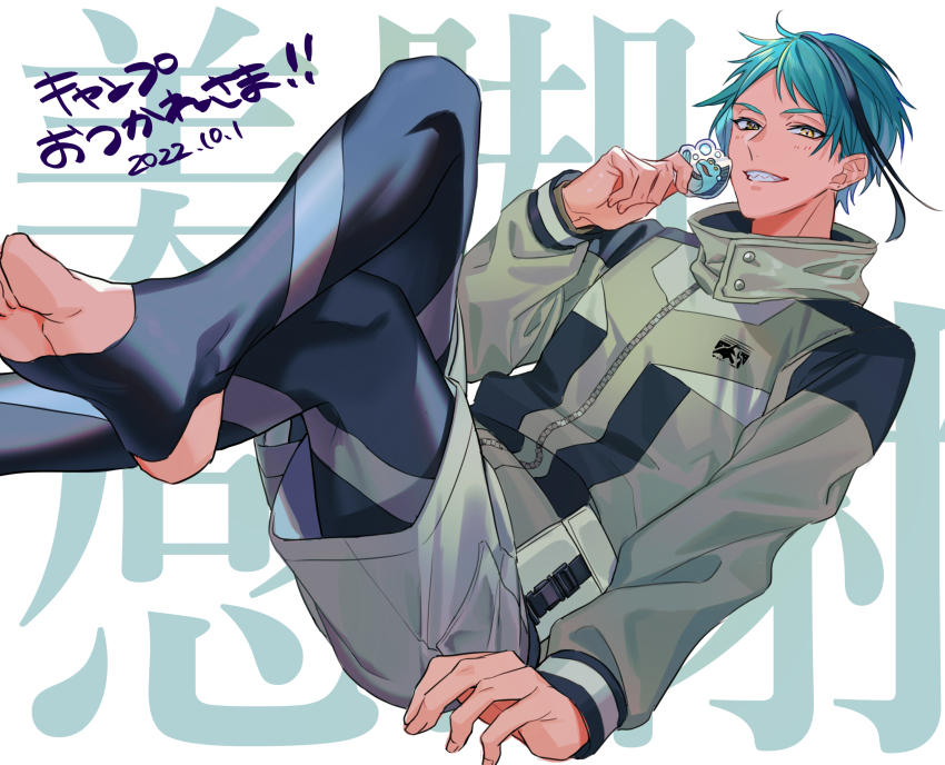 1boy, blue_hair, crossed_legs, full_body, green_eyes, grey_jacket, grin, heterochromia, highres, holding, jacket, jade_leech, jade_leech_(outdoor_wear), looking_at_viewer, male_focus, sharp_teeth, short_hair, shorts, siiisuuu, smile, solo, teeth, toeless_legwear, translation_request, twisted_wonderland, yellow_eyes