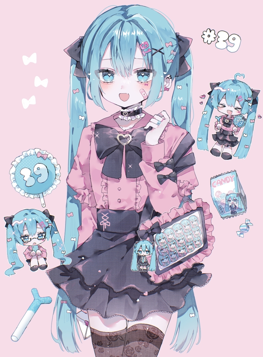 >_<, 1girl, aegyo_sal, ahoge, aqua_eyes, aqua_hair, arm_at_side, bag