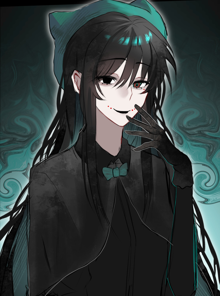 1girl, absurdres, black_capelet, black_eyes, black_gloves, black_hair, black_shirt, bow, bowtie, capelet, chinese_commentary, colored_inner_hair, commentary_request, facial_mark, gloves, green_bow, green_bowtie, green_eyes, green_hair, green_hat, hair_between_eyes, hat, heterochromia, highres, long_hair, multicolored_hair, naihe_(female)_(touqi_guaitan), open_mouth, shirt, sidelocks, smile, solo, touqi_guaitan, two-tone_hair, upper_body, yonggong_dadi