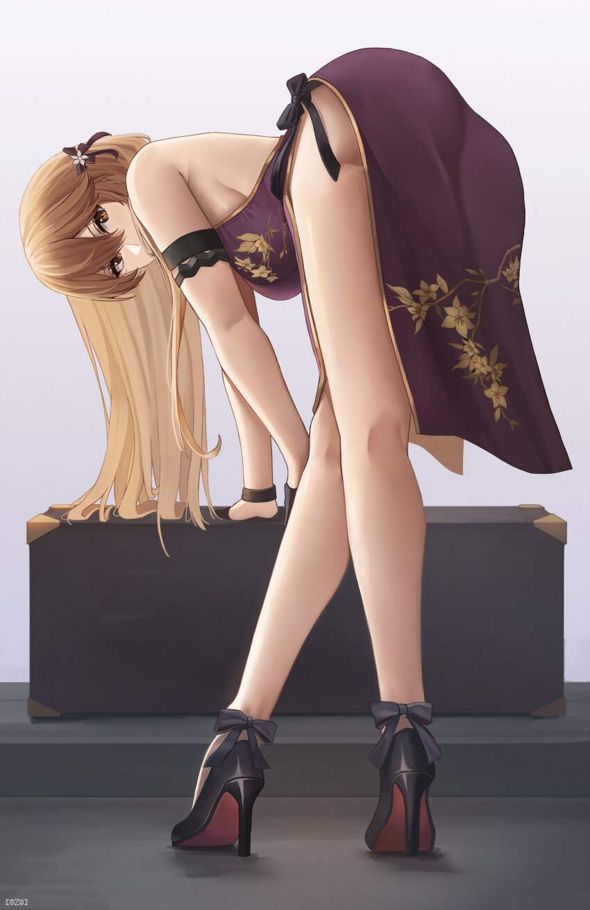 1girl, absurdres, arm_support, ass, bent_over, black_shoes, blonde_hair, china_dress, chinese_clothes, commentary, cozie178, dress, english_commentary, floral_print, full_body, girls'_frontline, girls'_frontline_2:_exilium, groza_(girls'_frontline_2), hair_between_eyes, high_heels, highres, long_hair, looking_at_viewer, looking_back, official_alternate_costume, ots-14_(girls'_frontline), ots-14_(sangria_succulent)_(girls'_frontline), purple_dress, shoes, simple_background, solo, suitcase, white_background, yellow_eyes