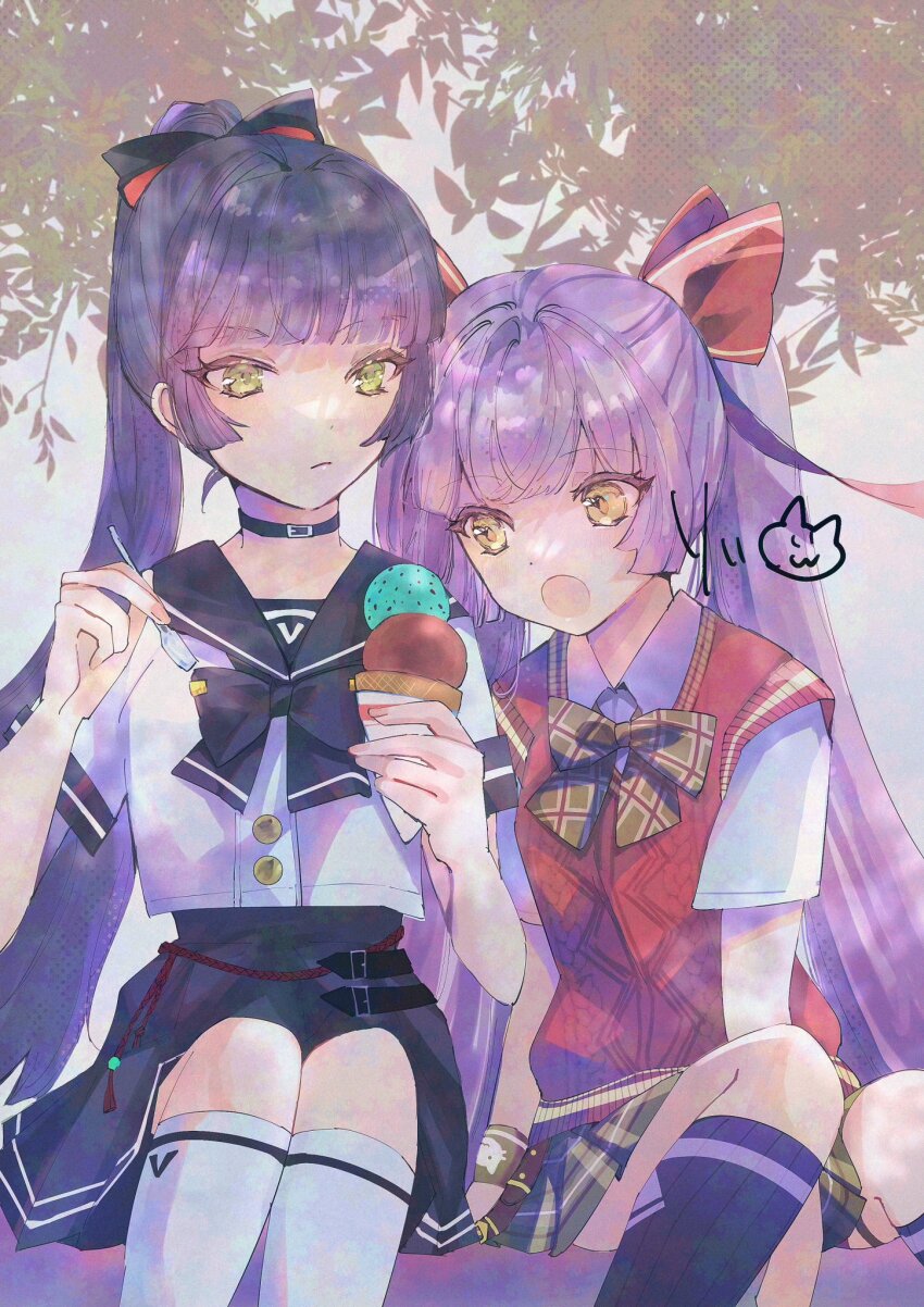 2girls, black_collar, black_hair, black_skirt, collar, food, green_eyes, heaven_burns_red