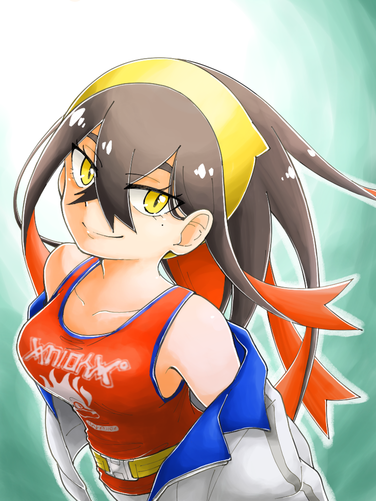 1girl, belt, carmine_(pokemon), closed_mouth, commentary_request, cosplay, crossed_bangs, eyelashes, hair_between_eyes, hairband, jacket, kieran_(pokemon), kieran_(pokemon)_(cosplay), long_hair, looking_at_viewer, mole, mole_under_eye, multicolored_hair, nintendo, off_shoulder, pokemon, pokemon_scarlet_and_violet, red_shirt, shirt, sleeveless, sleeveless_shirt, smile, solo, tachibana_kokona, two-tone_hair, white_jacket, yellow_belt, yellow_eyes, yellow_hairband