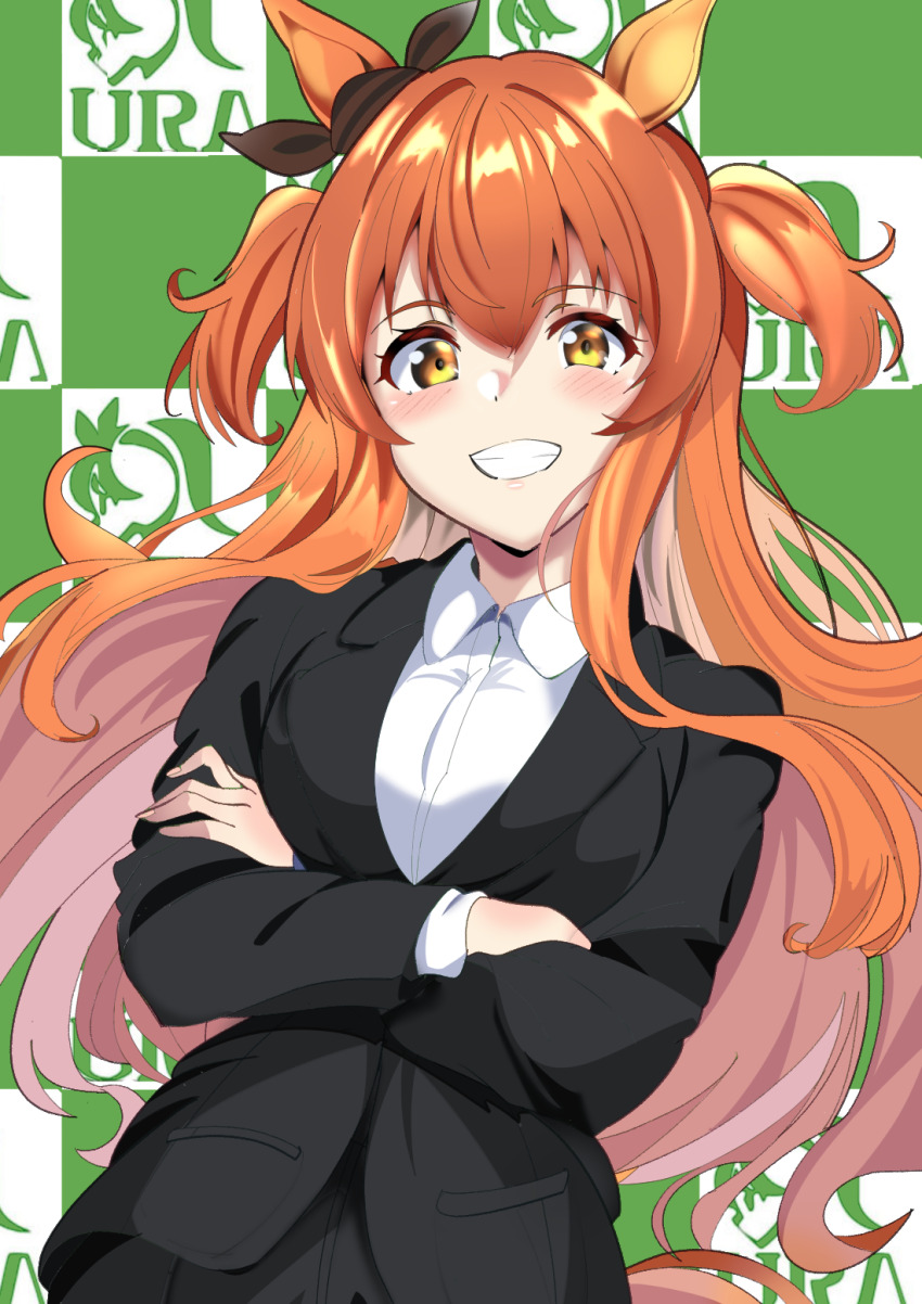animal_ears, bow, brown_bow, commentary_request, cosplay, crossed_arms, ear_bow, formal_clothes, grin, highres, horse_ears, horse_girl, jacket, long_hair, long_sleeves, looking_at_viewer, mayano_top_gun_(umamusume), muku_(yx388140p15), orange_hair, sidelocks, smile, step_and_repeat, suit, suit_jacket, tabara_seiki, tabara_seiki_(cosplay), two_side_up, umamusume, upper_body, very_long_hair, yellow_eyes