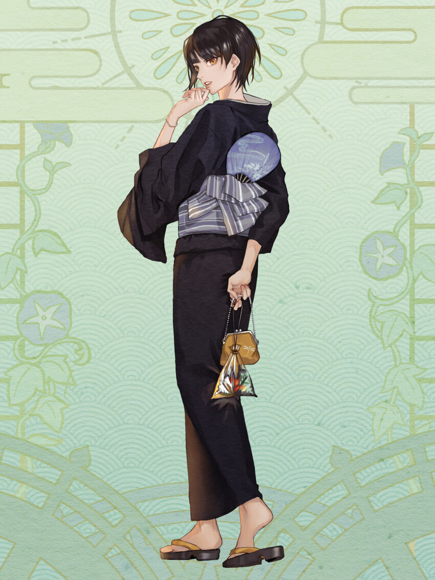 1girl, bag, black_hair, black_kimono, bracelet, brown_eyes, dairoku_ryouhei, feet, fingernails, green_background, hand_fan, hand_on_own_chin, handbag, highres, holding, holding_bag, japanese_clothes, jewelry, kimono, leaf_print, looking_at_viewer, looking_back, medium_hair, messy_hair, multicolored_eyes, nobuko_akizuki, original, pearl_bracelet, sandals, seductive_smile, skinny, smile, solo, tiptoes, two-tone_eyes, yellow_eyes