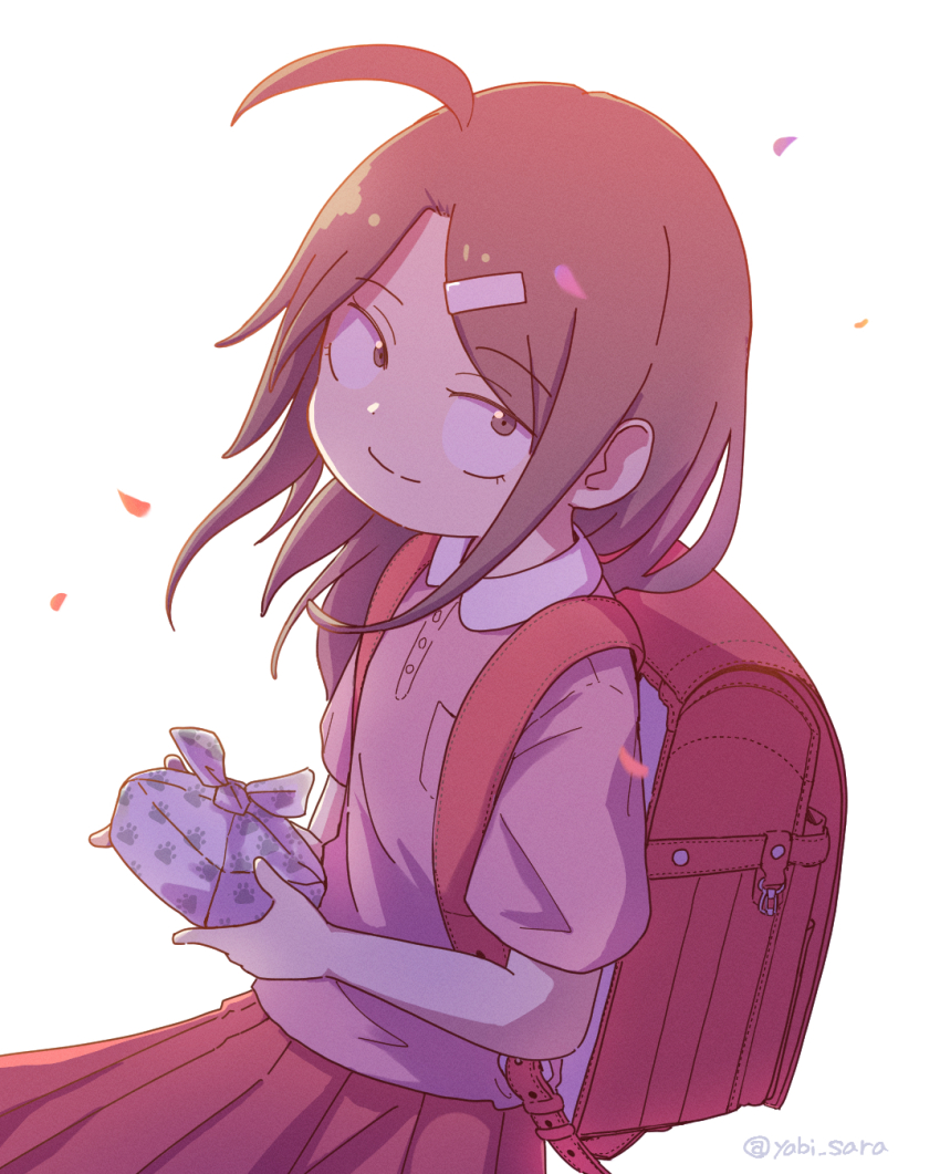 1girl, ahoge, artist_name, backpack, bag, bento, brown_eyes, brown_hair, child, commentary, hair_ornament, hairclip, highres, holding, holding_bento, long_hair, looking_at_viewer, paw_print, petals, pink_shirt, pleated_skirt, randoseru, red_skirt, sanpaku, shiraishi_marika, shirt, short_sleeves, simple_background, skirt, smile, solo, tsuma_shougakusei_ni_naru, twitter_username, white_background, wrapped_bento, yabisara