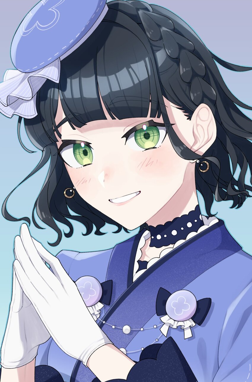 1girl, beret, black_hair, blue_background, blue_hat, blue_kimono, blunt_bangs, blush, braid, commentary, crescent, crescent_earrings, earrings, gloves, gradient_background, green_eyes, grin, hat, highres, japanese_clothes, jewelry, kimono, link!_like!_love_live!, looking_at_viewer, love_live!, momose_ginko, official_alternate_costume, own_hands_together, poco_n, short_hair, side_braid, sidelocks, simple_background, smile, solo, steepled_fingers, tilted_headwear, tsukuyomi_kurage, upper_body, virtual_youtuber, wavy_hair, white_gloves