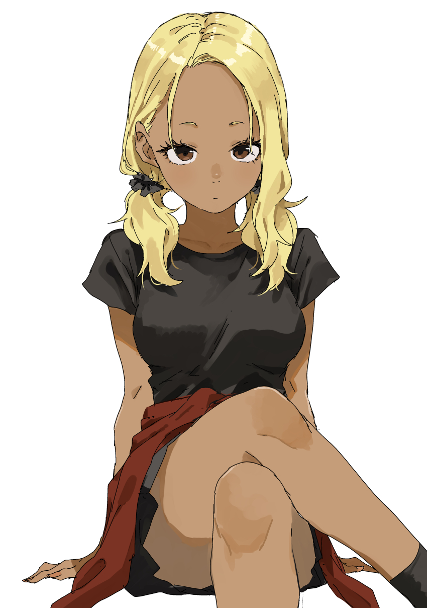 1girl, absurdres, black_shirt, blonde_hair, breasts, closed_mouth, crossed_legs, dark-skinned_female, dark_skin, forehead, gyaru, highres, ichinose_karina, looking_at_viewer, low_twintails, manemane_nichinichi, medium_breasts, medium_hair, shirt, short_sleeves, simple_background, sitting, solo, tan, thighs, twintails, white_background, yamamoto_souichirou