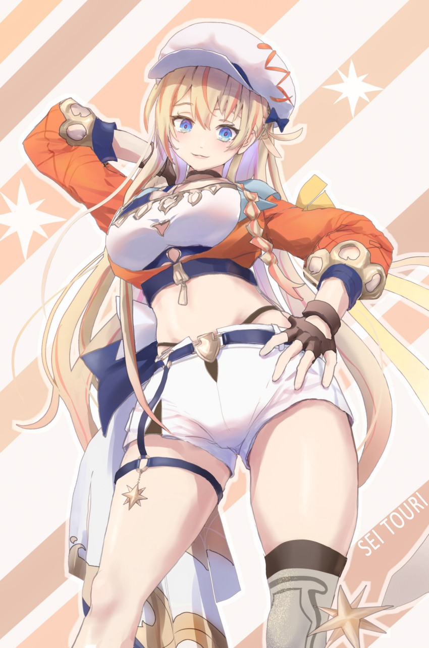1girl, absurdres, arm_up, bandeau, black_gloves, blonde_hair, blue_eyes, blush, botan_(oacdrykafjf3g3d), braid, breasts, newsboy_cap, closed_mouth, commentary_request, feet_out_of_frame, fingerless_gloves, gloves, hand_on_own_hip, hat, highres, large_breasts, long_hair, looking_at_viewer, midriff, multicolored_hair, nanashi_inc., o-ring, o-ring_thigh_strap, orange_background, orange_hair, orange_shirt, shirt, short_shorts, short_sleeves, shorts, side_braid, single_braid, smile, solo, striped_background, thigh_strap, touri_sei, touri_sei_(3rd_costume), two-tone_hair, very_long_hair, virtual_youtuber, white_background, white_bandeau, white_hat, white_shorts, zipper