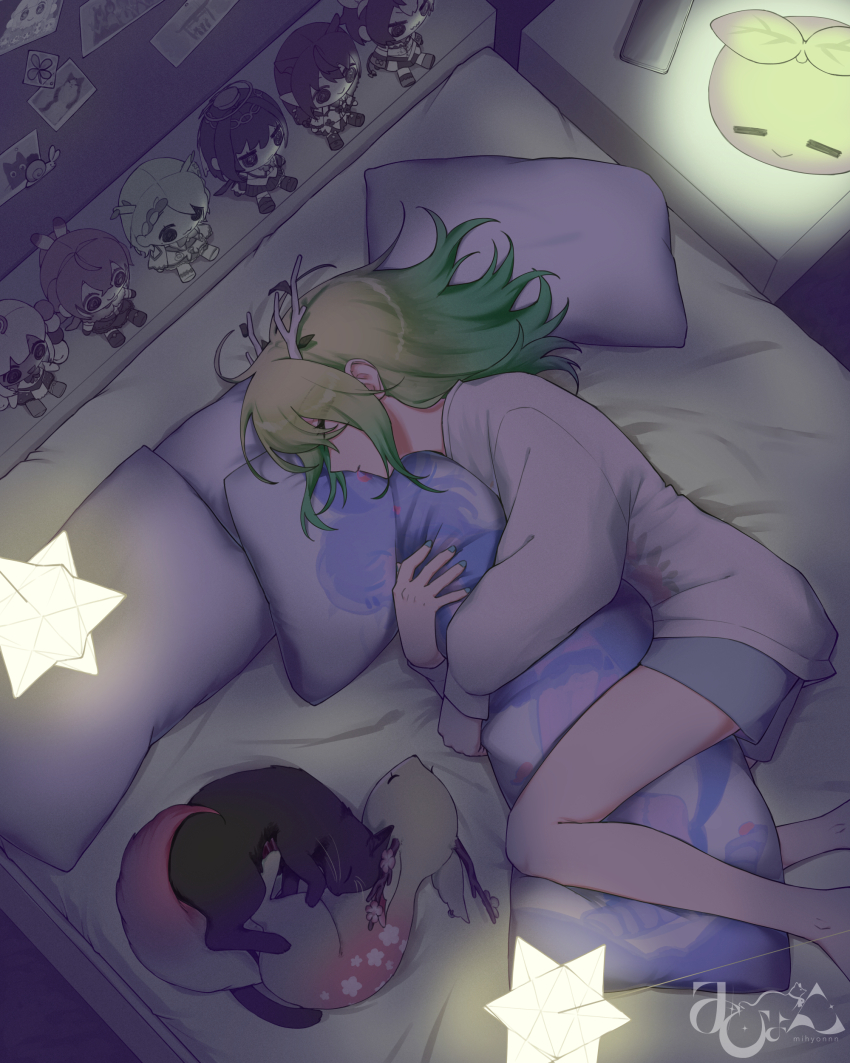 1girl, absurdres, alternate_costume, antlers, artist_name, bare_legs, barefoot, bed, bed_sheet, black_cat, blue_shorts, cat, ceres_fauna, character_doll, closed_eyes, doll, fluorescent_lamp, green_hair, hakos_baelz, highres, holding, holding_pillow, hololive, hololive_english, horns, hugging_object, irys_(hololive), long_hair, loose_clothes, loose_shirt, lying, mihyonnn, nanashi_mumei, nemu_(ceres_fauna), on_bed, ouro_kronii, pillow, pillow_hug, plant_hair, sapling_(ceres_fauna), shirt, shorts, signature, sleeping, smol_baelz, smol_fauna, smol_irys, smol_kronii, smol_mumei, smol_sana, snail_(ceres_fauna), solo, stuffed_toy, tsukumo_sana, virtual_youtuber, white_shirt