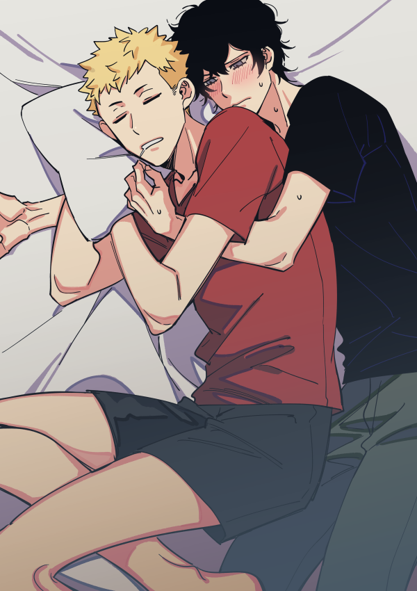 2boys, amamiya_ren, arm_around_another's_back, bed, bed_sheet, black_hair, black_shirt, black_shorts