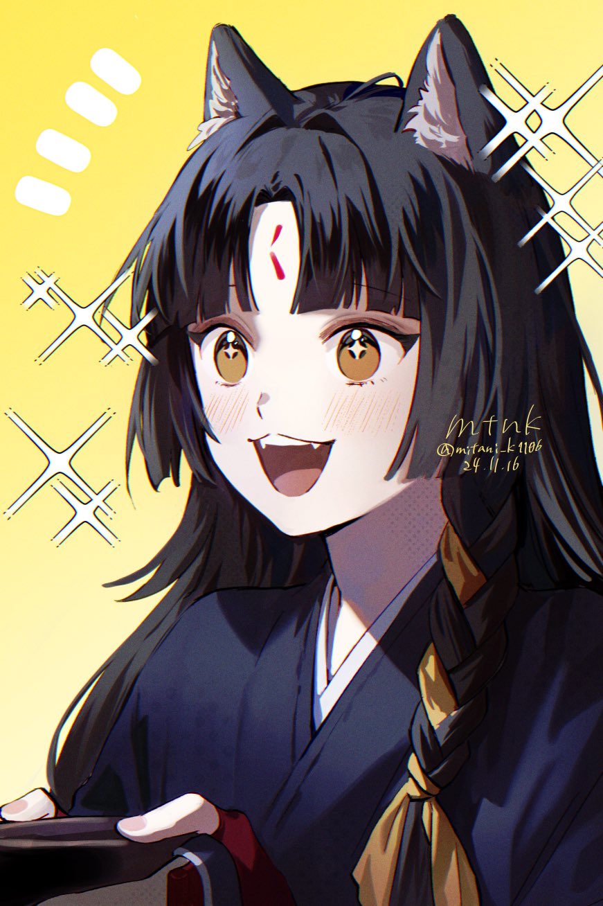 +_+, 1girl, animal_ear_fluff, animal_ears, arknights, artist_name, black_hair, black_kimono, blush, bowl, braid, dated, facial_mark, fangs, forehead_mark, hair_ribbon, highres, holding, holding_bowl, japanese_clothes, kimono, long_hair, mitani_kei, notice_lines, open_mouth, ribbon_braid, saga_(arknights), single_braid, smile, solo, sparkle, twitter_username, upper_body, yellow_background