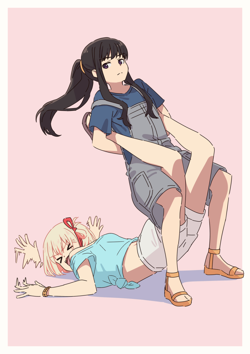 >_<, 2girls, asada7101, black_hair, blonde_hair, boston_crab, crop_top, hair_ribbon