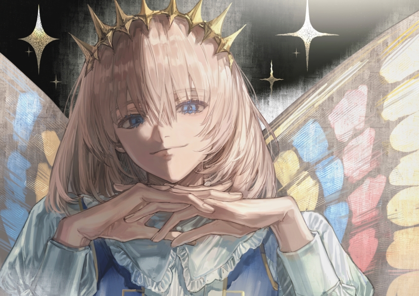 1boy, absurdres, arthropod_boy, blonde_hair, blue_eyes, butterfly_wings, crown, diamond_hairband, fate/grand_order, fate_(series), gold_crown, grey_background, hanli_(chenyu807), highres, insect_wings, long_sleeves, looking_at_viewer, male_focus, medium_hair, oberon_(fate), oberon_(first_ascension)_(fate), own_hands_together, shirt, simple_background, smile, solo, sparkle, upper_body, wings
