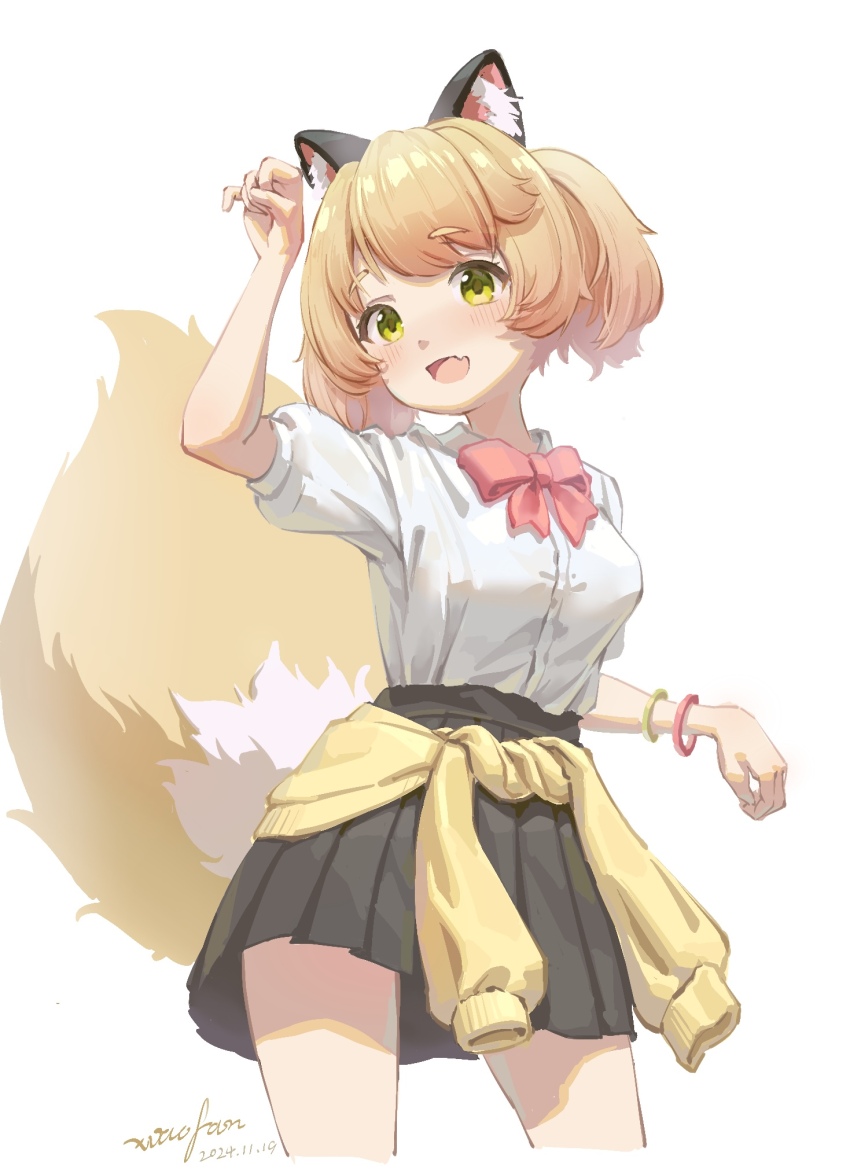 1girl, :d, animal_ears, artist_name, black_skirt, bracelet, breasts, brown_hair, clothes_around_waist, daji_(wangzhe_rongyao), dated, fang, fox_tail, green_eyes, hand_up, highres, jewelry, medium_breasts, open_mouth, shirt, shirt_around_waist, short_hair, short_sleeves, simple_background, skin_fang, skirt, smile, standing, tail, wangzhe_rongyao, white_background, white_shirt, xiaofan2005
