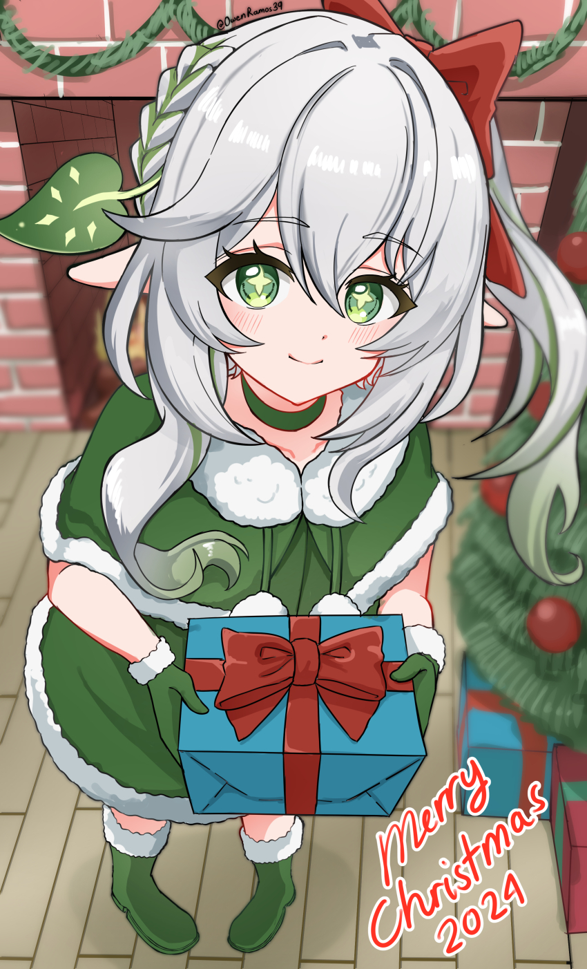 1girl, absurdres, alternate_costume, blush, boots, bow, closed_mouth, commentary, dated, day, dress, english_commentary, fur-trimmed_dress, fur-trimmed_gloves, fur_trim, genshin_impact, gift, gloves, gradient_hair, green_boots, green_dress, green_eyes, green_gloves, green_hair, hair_between_eyes, hair_bow, hair_ornament, highres, holding, holding_gift, indoors, leaf_hair_ornament, long_hair, looking_at_viewer, merry_christmas, multicolored_hair, nahida_(genshin_impact), owenramos39, pointy_ears, red_bow, side_ponytail, smile, solo, star-shaped_pupils, star_(symbol), symbol-shaped_pupils, white_hair