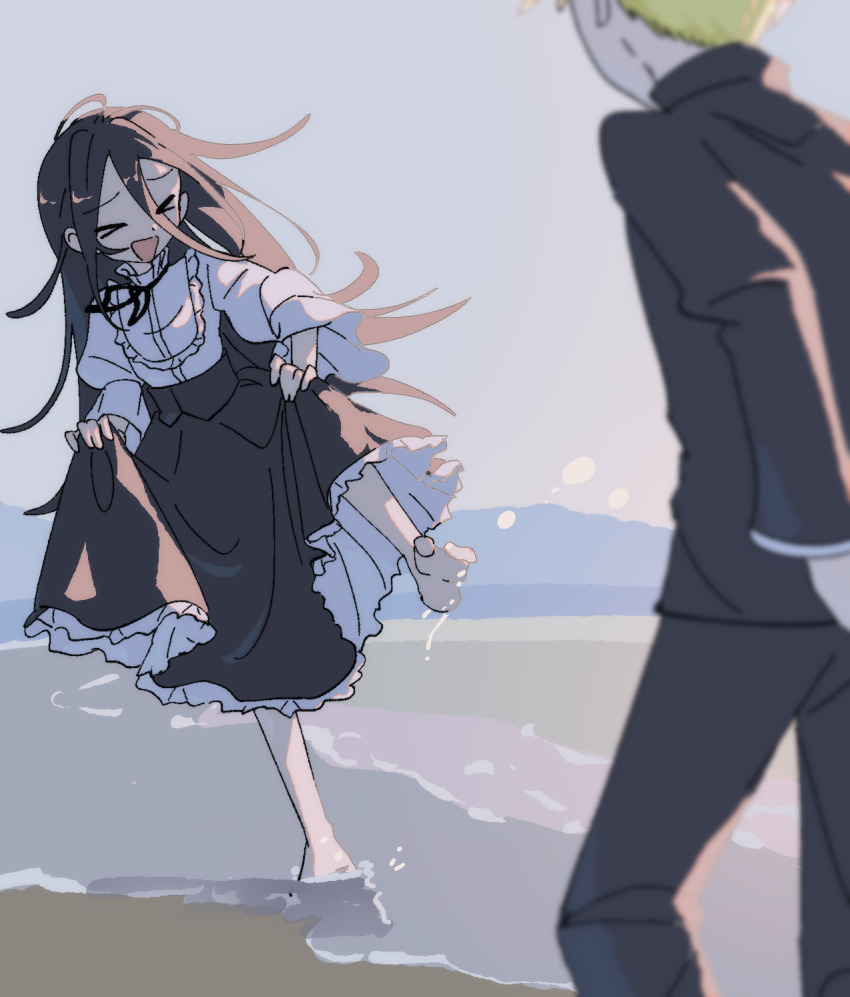 >_<, 1boy, 1girl, barefoot, black_hair, black_skirt, blonde_hair, blurry