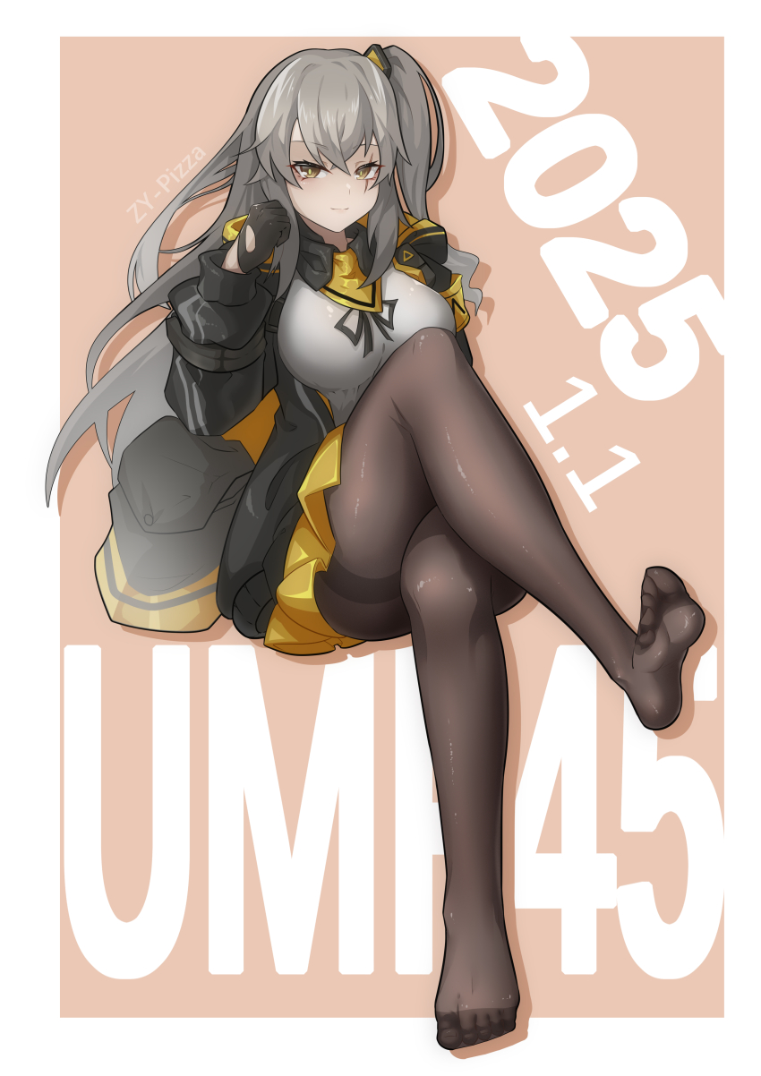1girl, 2025, absurdres, alternate_breast_size, armband, artist_name, black_pantyhose, breasts, character_name, crossed_legs, feet, girls'_frontline, gloves, grey_hair, highres, jacket, large_breasts, long_hair, looking_at_viewer, no_shoes, one_side_up, pantyhose, scar, scar_across_eye, scar_on_face, sitting, smile, soles, solo, ump45_(girls'_frontline), yellow_eyes, zhuang_yu_pizza