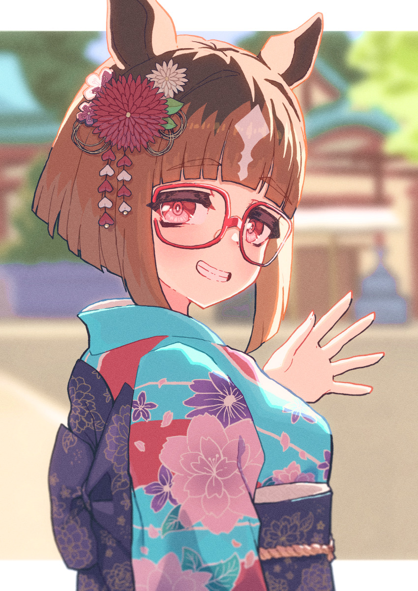 1girl, absurdres, animal_ears, blue_kimono, blue_sash, blurry, blurry_background, brown_hair, floral_print, floral_print_kimono, flower, from_side, glasses, grin, hair_flower, hair_ornament, hand_up, highres, horse_ears, horse_girl, japanese_clothes, kimono, letterboxed, looking_at_viewer, nenbutsu_0416, outdoors, print_kimono, red-framed_eyewear, red_eyes, red_flower, sash, short_hair, sidelocks, smile, solo, transcend_(umamusume), umamusume, upper_body, waving