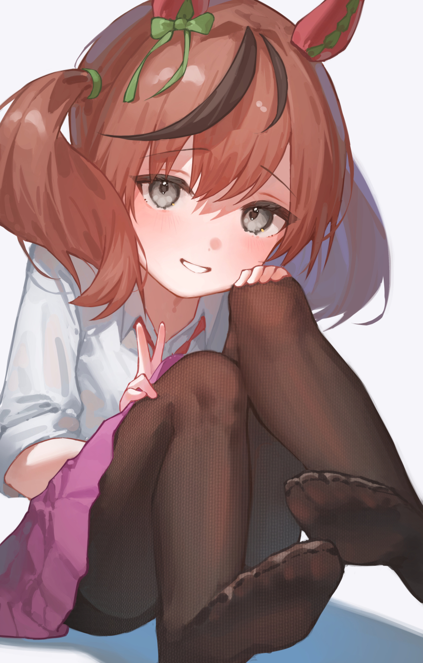 1girl, absurdres, alternate_costume, animal_ears, black_pantyhose, blush, bow, brown_hair, collared_shirt, ear_covers, feet, green_bow, grey_eyes, hair_between_eyes, highres, horse_ears, horse_girl, looking_at_viewer, medium_hair, multicolored_hair, nice_nature_(racehorse), nice_nature_(umamusume), no_shoes, pantyhose, pink_skirt, pleated_skirt, pulmo_(artist), red_hair, shirt, simple_background, sitting, skirt, smile, soles, solo, streaked_hair, toes, twintails, umamusume, v, white_background, white_shirt