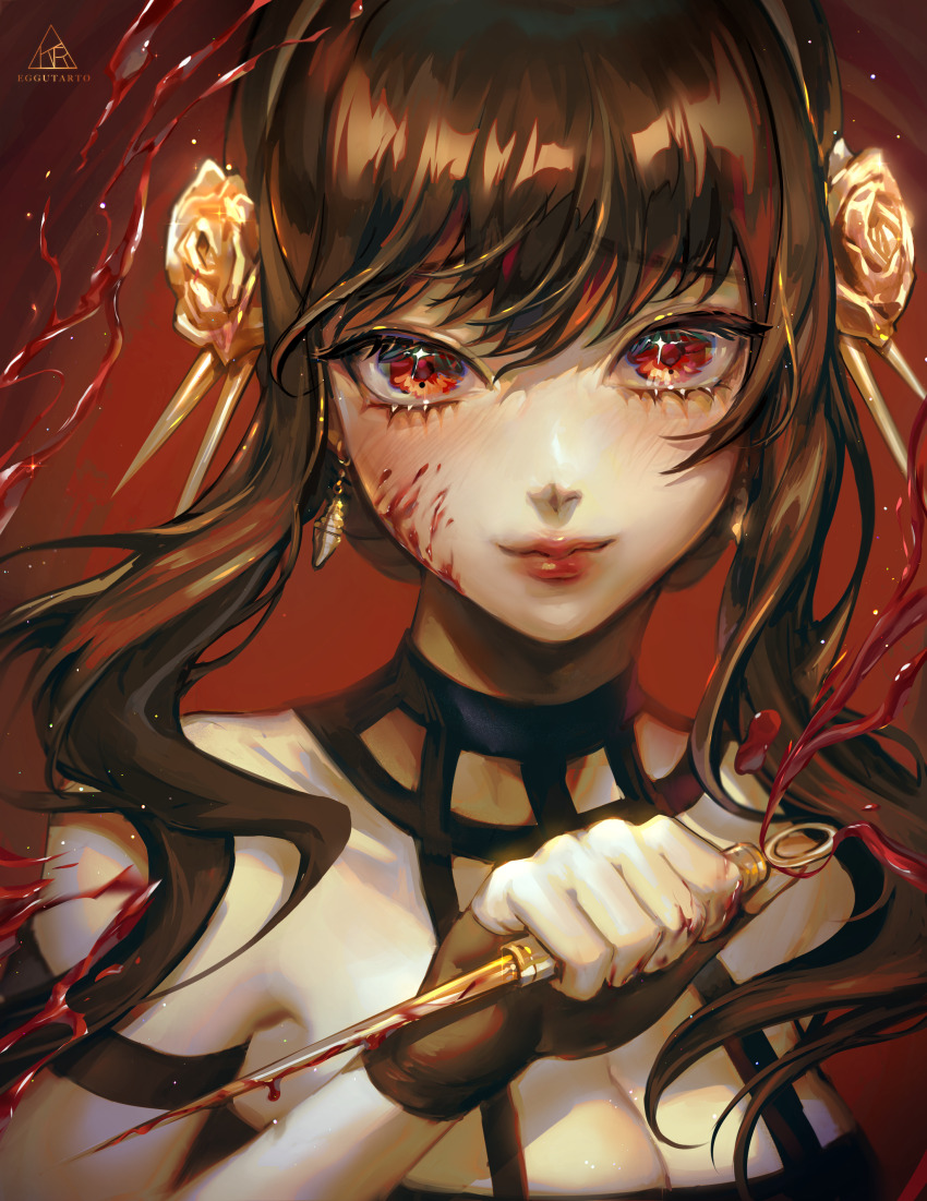 1girl, absurdres, aegyo_sal, bare_shoulders, black_dress, black_gloves, black_hair, blood, blood_on_cheek, blood_on_face, blood_on_hands, breasts, cleavage, closed_mouth, commentary, dagger, dress, earrings, eggutarto, fingerless_gloves, gloves, gold_earrings, gold_hairband, hairband, hand_up, highres, holding, holding_dagger, holding_knife, holding_weapon, jewelry, knife, long_hair, looking_at_viewer, red_background, red_eyes, red_lips, sidelocks, simple_background, smile, solo, spy_x_family, stiletto_(weapon), vignetting, weapon, yor_briar