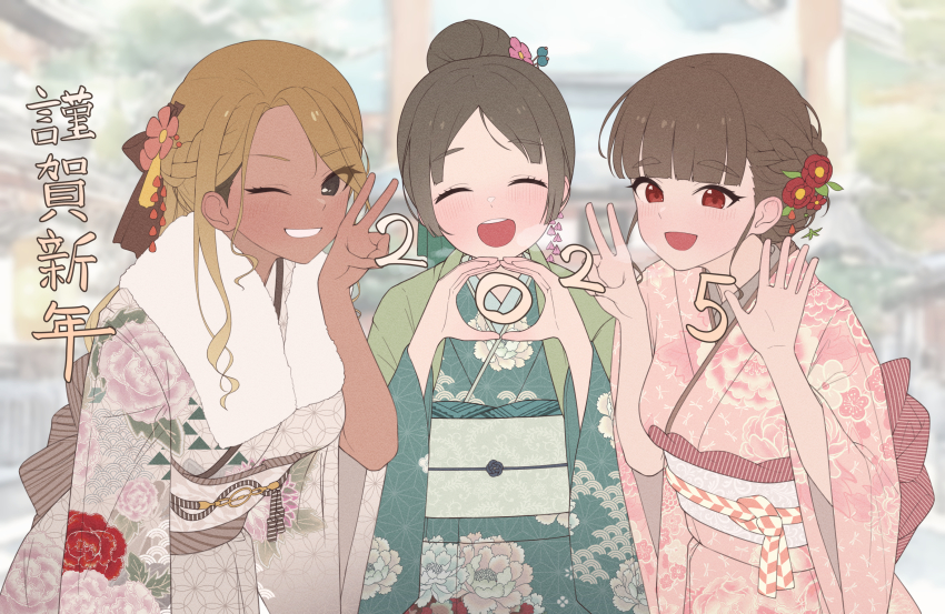2025, ;d, ^_^, absurdres, black_hair, blonde_hair, blunt_bangs, blurry, blurry_background, braid, brown_hair, closed_eyes, commentary_request, dark-skinned_female, dark_skin, finger_counting, finger_counting_trio, floral_print, flower, fur-trimmed_kimono, fur_trim, furisode, gakuen_idolmaster, green_kimono, gyaru, hair_bun, hair_flower, hair_ornament, hear_(kpmf4732), highres, idolmaster, idolmaster_cinderella_girls, idolmaster_shiny_colors, in-franchise_crossover, izumi_mei, japanese_clothes, kamiya_nao, kimono, kuramoto_china, nengajou, new_year, obi, one_eye_closed, open_mouth, outdoors, parted_bangs, pink_kimono, sash, single_hair_bun, smile
