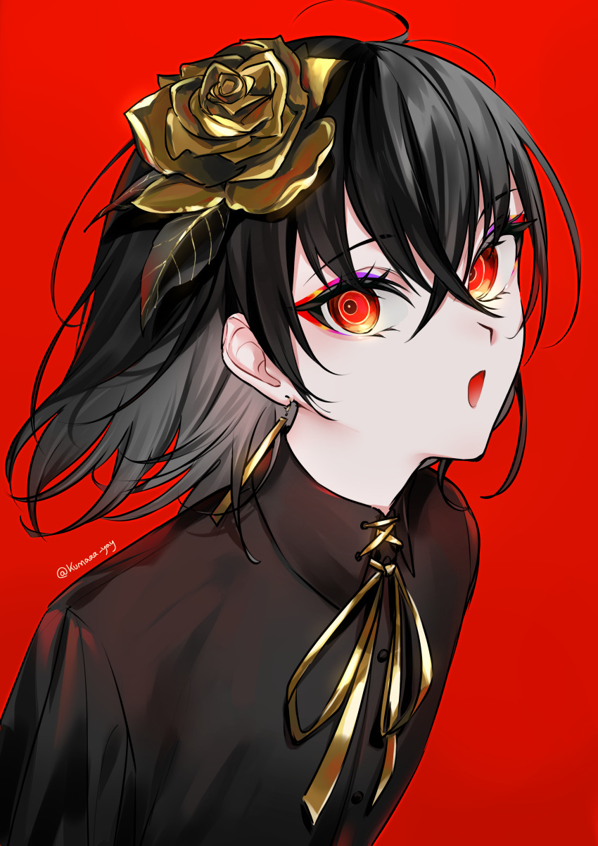 1boy, absurdres, androgynous, black_hair, black_shirt, collared_shirt, commentary, crossed_bangs, dress_shirt, earrings, eyelashes, eyeliner, floating_hair, flower, gold_ribbon, golden_rose, hair_flower, hair_ornament, highres, indie_virtual_youtuber, jewelry, kanaria_(utaite), kanaria_(vtuber), leaf, leaning_forward, looking_at_viewer, looking_to_the_side, makeup, male_focus, medium_hair, messy_hair, nekocha_dao, open_mouth, pixiv_username, red_background, red_eyes, ringed_eyes, shirt, simple_background, solo, tassel, tassel_earrings, upper_body, virtual_youtuber