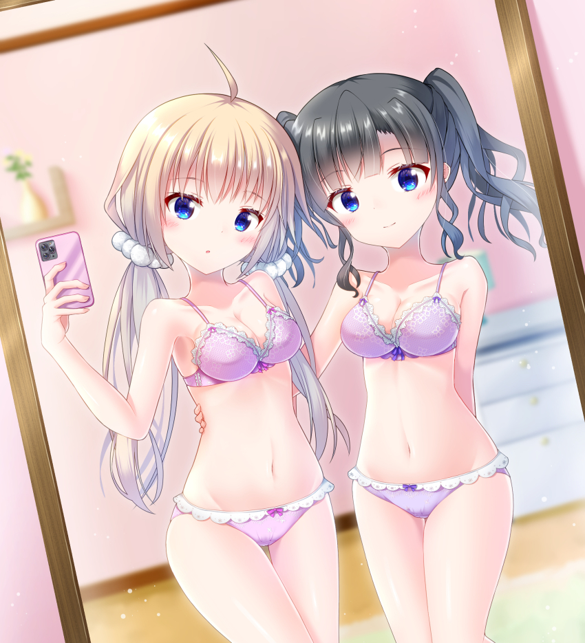 2girls, ahoge, arm_around_another's_back, arm_behind_back, aunt_and_niece, black_hair, blonde_hair, blue_eyes