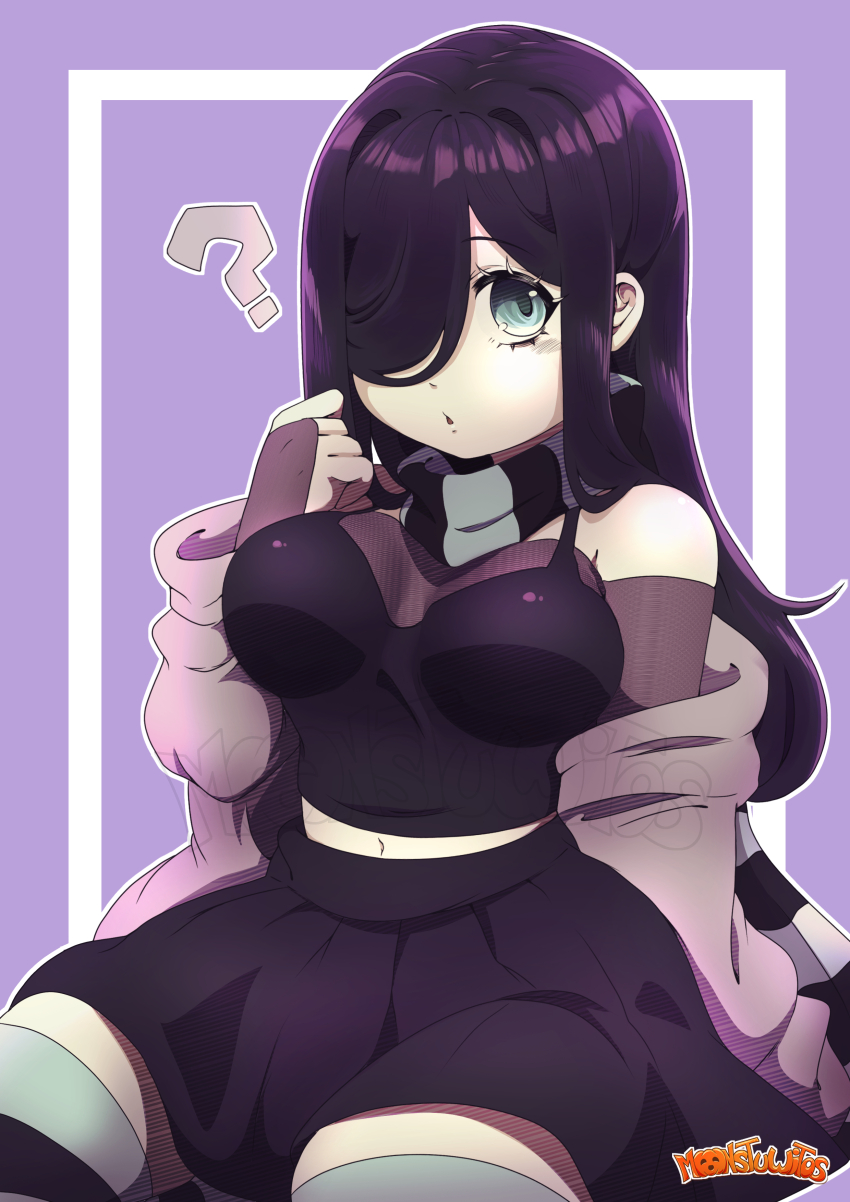 1girl, ?, absurdres, aria_wintermint, artist_name, bare_shoulders, black_hair, black_scarf, black_shirt, black_skirt, black_thighhighs, breasts, commentary_request, cowboy_shot, green_eyes, green_scarf, green_thighhighs, grey_jacket, hand_up, highres, jacket, large_breasts, long_hair, looking_at_viewer, midriff_peek, monstuwitos, navel, off_shoulder, outside_border, parted_lips, purple_background, scarf, see-through_clothes, see-through_sleeves, shirt, sitting, skirt, solo, spanish_commentary, striped_clothes, striped_scarf, striped_thighhighs, the_crawling_city, thighhighs