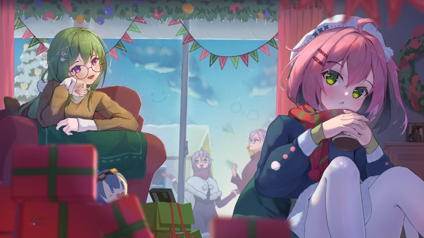 1boy, 3girls, ahoge, alternate_costume, blush, brother_and_sister, cameo, character_doll, chinese_commentary, christmas, christmas_wreath, commentary_request, cup, dean_"peppy"_herbert, doll, green_eyes, green_hair, highres, holding, holding_cup, indoors, long_hair, mani_(osu!), mari_(osu!), mocha_(osu!), multiple_girls, open_mouth, osu!, pantyhose, pink_hair, pippi_(osu!), round_eyewear, scarf, short_hair, siblings, sitting, smile, taiko_no_tatsujin, twins, white_pantyhose, window, wreath, yuzu_(osu!), zunkw