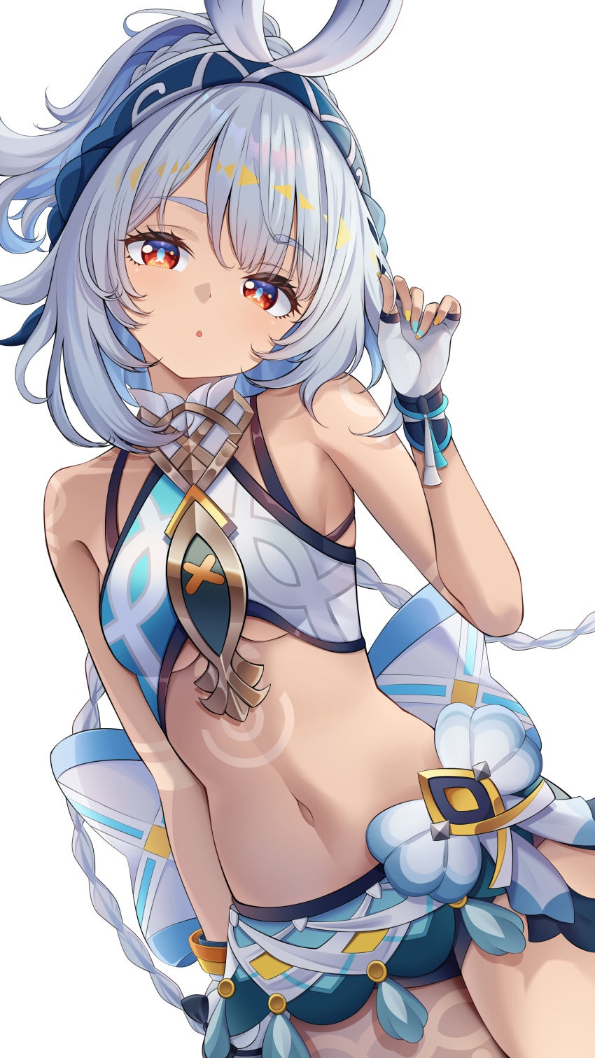 1girl, absurdres, bare_shoulders, blue_hairband, cowboy_shot, dark_skin, fingerless_gloves, genshin_impact, gloves, grey_hair, hairband, hand_up, highres, kkachi0909, looking_at_viewer, mualani_(genshin_impact), navel, parted_lips, red_eyes, simple_background, solo, standing, stomach, white_background
