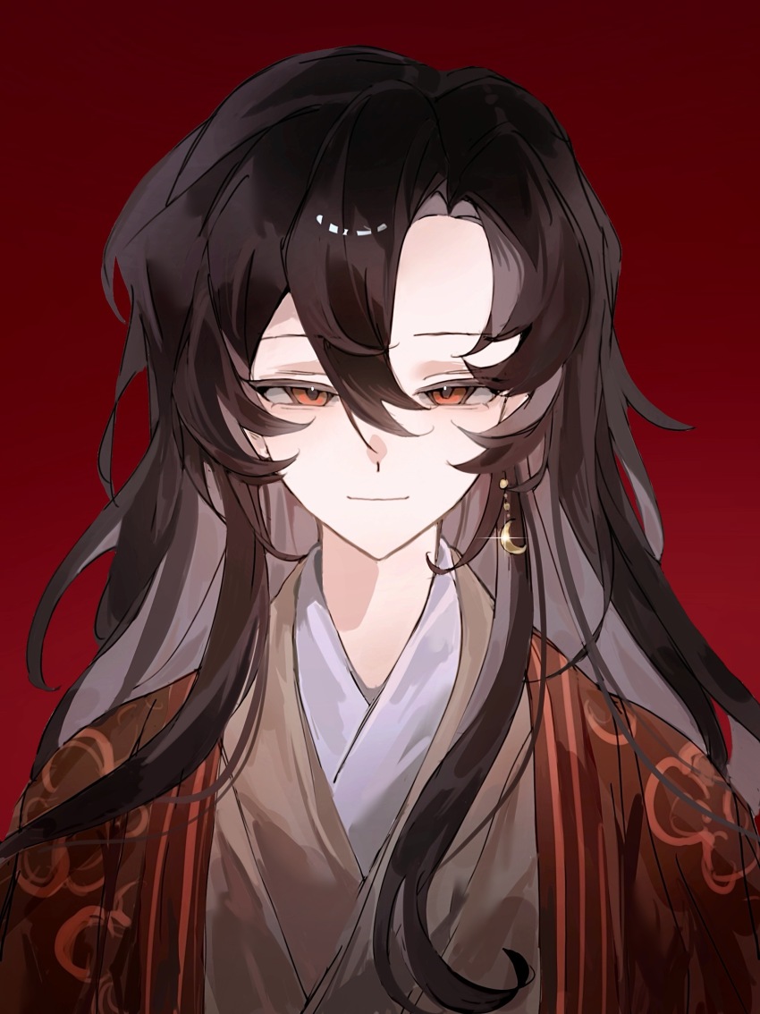 1boy, absurdres, black_hair, brown_kimono, call_of_cthulhu, chinese_commentary, closed_mouth, commentary_request, crescent, crescent_earrings, earrings, fuugetsu_inran, glint, haori, highres, japanese_clothes, jewelry, kimono, liningne, looking_at_viewer, male_focus, portrait, print_haori, red_background, red_eyes, red_haori, simple_background, single_earring, smile, solo, yishu_shi_si