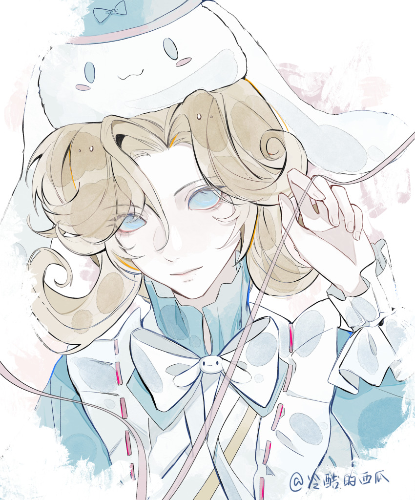 1boy, :3, absurdres, androgynous, apron, arm_up, bishounen, blonde_hair, blue_eyes, blush_stickers, bow, bowtie, character_hat, chinese_commentary, closed_mouth, collar, commentary_request, curtained_hair, frilled_apron, frilled_collar, frilled_sleeves, frills, fuwa_fuwa_cinnamoroll, highres, identity_v, joseph_desaulniers, joseph_desaulniers_(dreamy_cinnamoroll), long_sleeves, male_focus, sanrio, solo, upper_body, white_apron, white_bow, white_bowtie, xinjinjumin074853918755