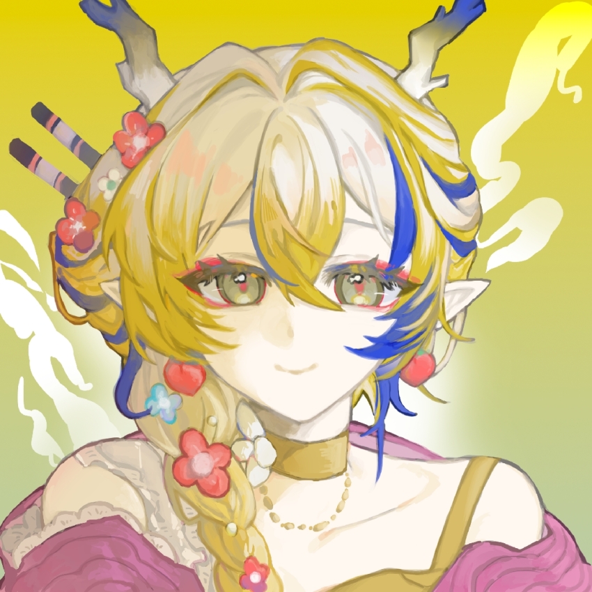 1girl, arknights, bare_shoulders, blonde_hair, blue_hair, chinese_commentary, choker, closed_mouth, commentary_request, dragon_girl, dragon_horns, eyeliner, flower, green_eyes, guagua_mimimi, hair_between_eyes, hair_flower, hair_ornament, horns, long_hair, looking_at_viewer, makeup, multicolored_hair, off_shoulder, official_alternate_costume, pink_eyeliner, poi_(phrase), shu_(arknights), shu_(spring_feast)_(arknights), smile, solo, spaghetti_strap, upper_body, white_hair, yellow_background, yellow_choker