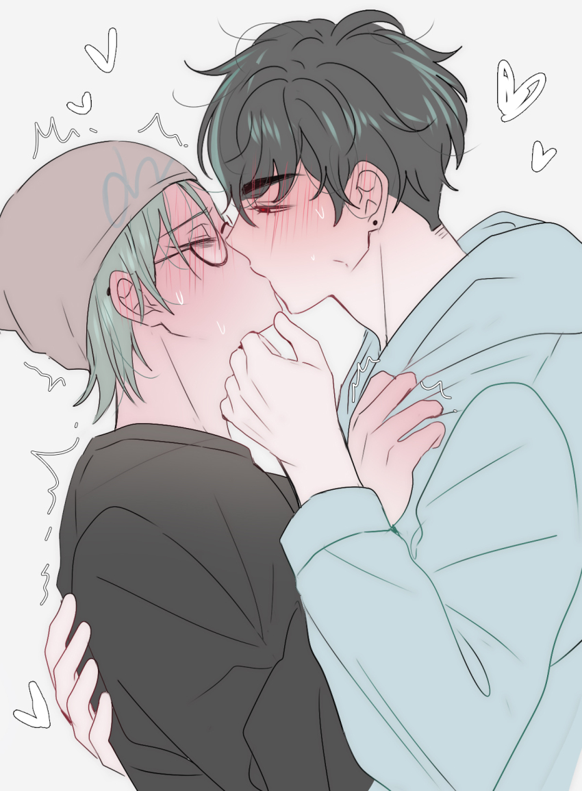 2boys, alien_stage, beanie, black_hair, black_shirt, blush, brown_hat, chinese_commentary