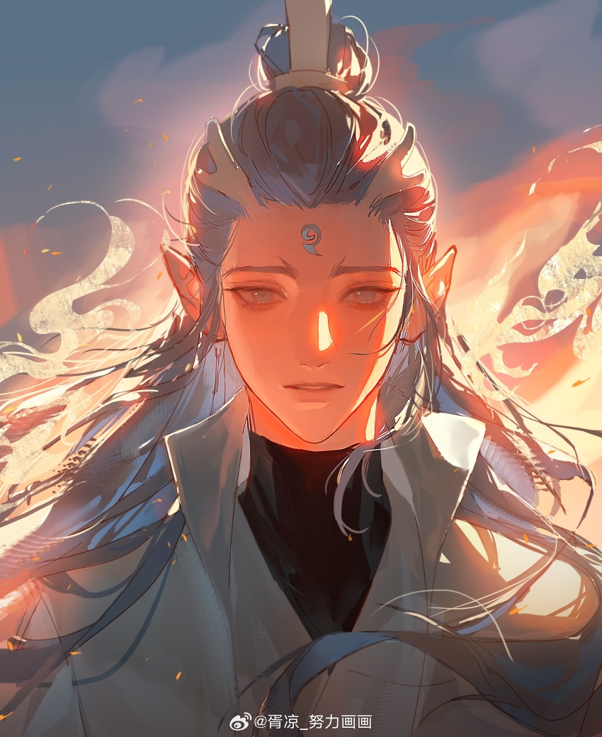1boy, absurdres, ao_bing_(nezha_zhi_motong_jiangshi), blue_eyes, chinese_clothes, chinese_commentary, dragon_horns, eastern_dragon_horns, fire, forehead, hanfu, highres, long_hair, looking_at_viewer, male_focus, nezha_zhi_motong_jiangshi, parted_lips, pointy_ears, smile, solo, topknot, undershirt, upper_body, watermark, weibo_watermark, white_hanfu, xiao_guan_(headdress), xu_liang