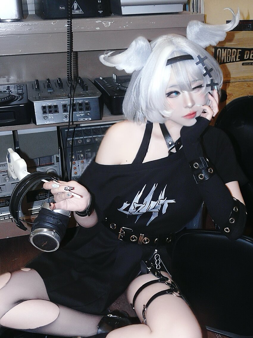 1girl, absurdres, asymmetrical_legwear, belt, black_gloves, black_hairband, black_shirt, black_skirt