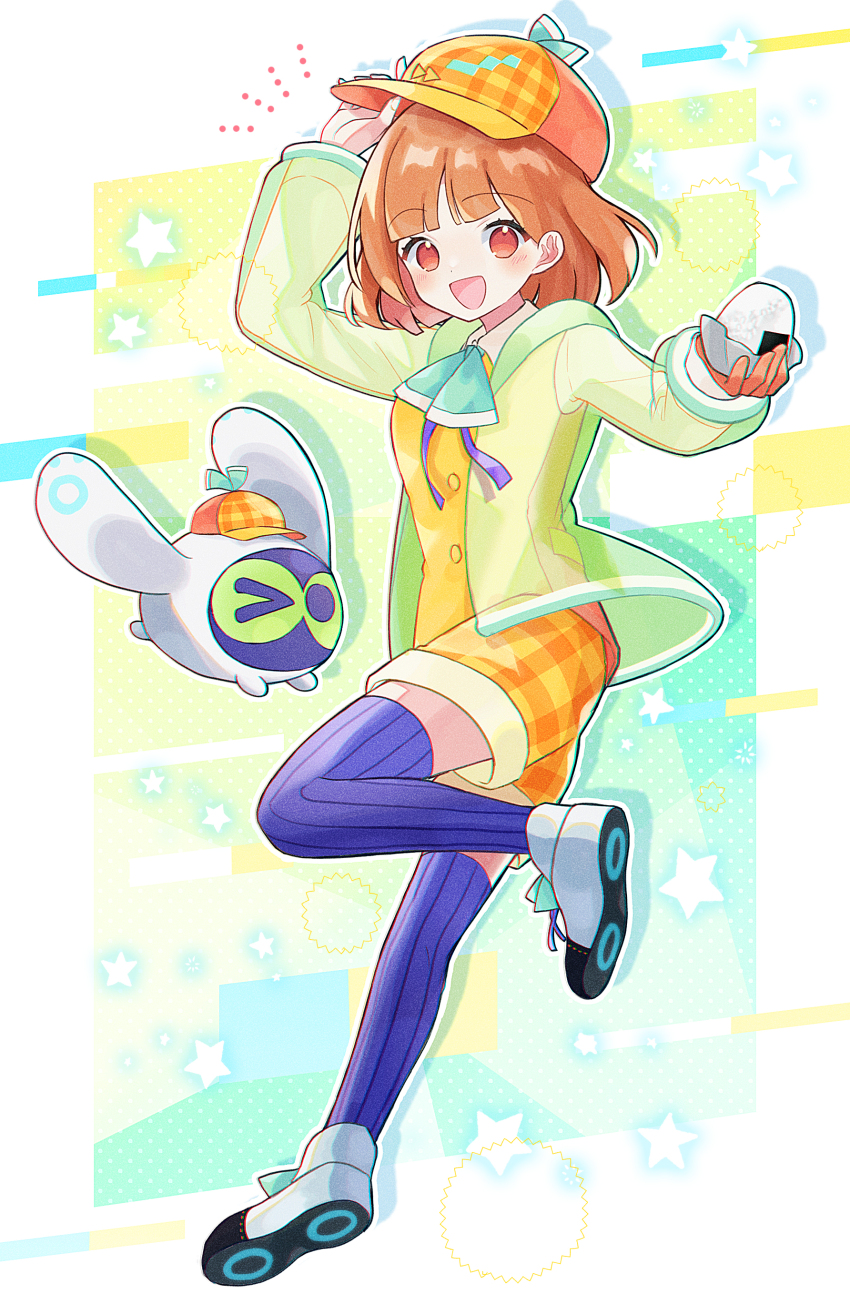 1girl, absurdres, adjusting_clothes, adjusting_headwear, aqua_ascot, arm_up, ascot, atari_(puyopuyo), blunt_bangs, bob_cut, breasts, brown_hair, collared_shirt, creature, deerstalker, dot_nose, drop_shadow, film_grain, food, full_body, gradient_background, green_background, green_jacket, hand_up, happy, hat, highres, holding, holding_food, jacket, kashima_miyako, knee_up, layered_clothes, light_blush, long_sleeves, looking_at_viewer, medium_breasts, notice_lines, onigiri, open_mouth, orange_hat, orange_shorts, outline, plaid_clothes, plaid_hat, plaid_shorts, purple_ribbon, purple_thighhighs, puubot_(puyopuyo), puyopuyo, puyopuyo_quest, red_eyes, ribbed_thighhighs, ribbon, see-through_clothes, see-through_jacket, shirt, shoes, shorts, solo, star_(symbol), sweater_vest, thighhighs, turning_around, white_background, white_outline, white_shirt, white_shoes, wing_collar, yellow_sweater_vest, zettai_ryouiki