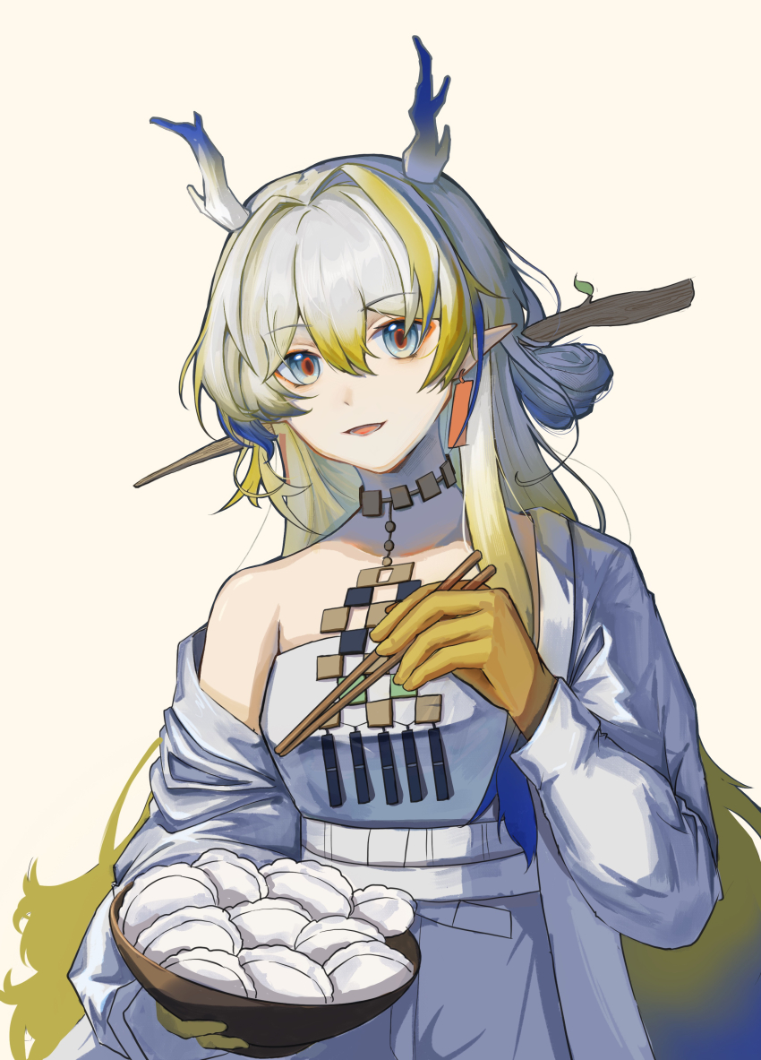 01252574, 1girl, absurdres, arknights, bare_shoulders, blonde_hair, blue_eyes, blue_hair, chinese_commentary, chopsticks, colored_extremities, commentary_request, dragon_girl, dragon_horns, earrings, food, grey_hair, grey_jacket, grey_tube_top, hair_between_eyes, highres, holding, holding_chopsticks, horns, jacket, jewelry, long_hair, long_sleeves, looking_at_viewer, multicolored_hair, necklace, off_shoulder, open_mouth, pointy_ears, shu_(arknights), simple_background, smile, solo, strapless, tube_top, yellow_background